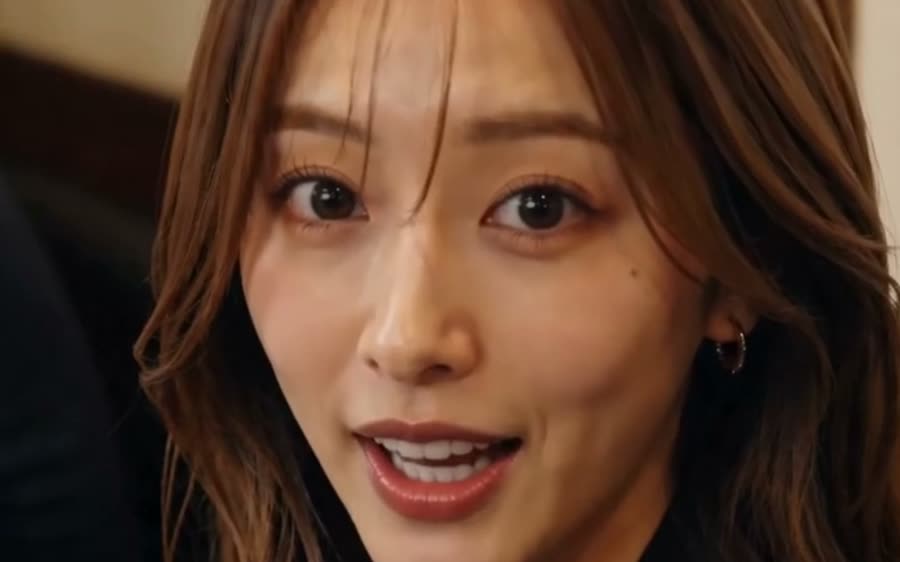 人が話す動画の例